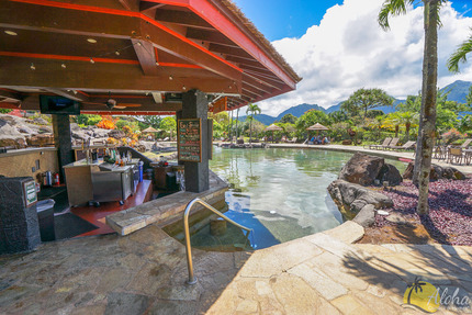Swim Up Pool Bar at Hanalei Bay Resort