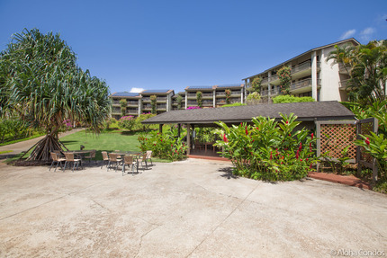 Guest BBQ Area at The Hanalei Bay Resort