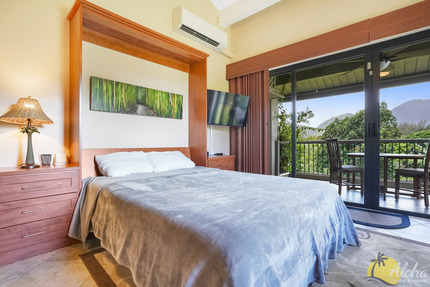 Murphy Bed in LIving Rocom- Condo 1557 58, Hanalei Bay Resort